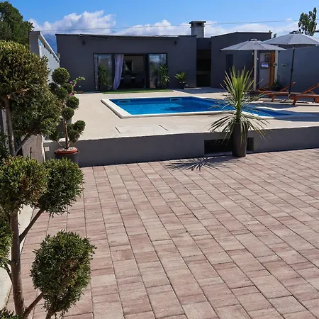 别墅 Dalmatia With Pool