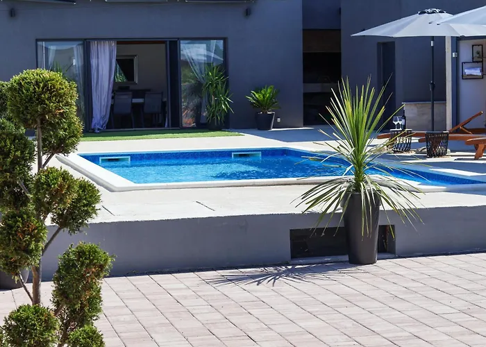 Βίλα Dalmatia With Pool *