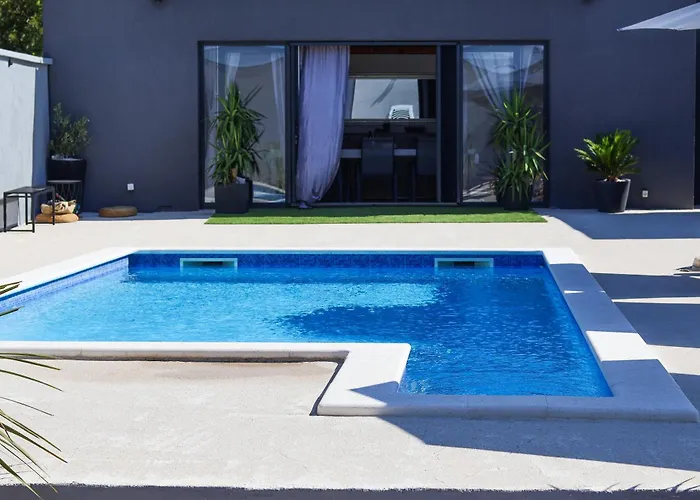 Dalmatia With Pool Вилла *